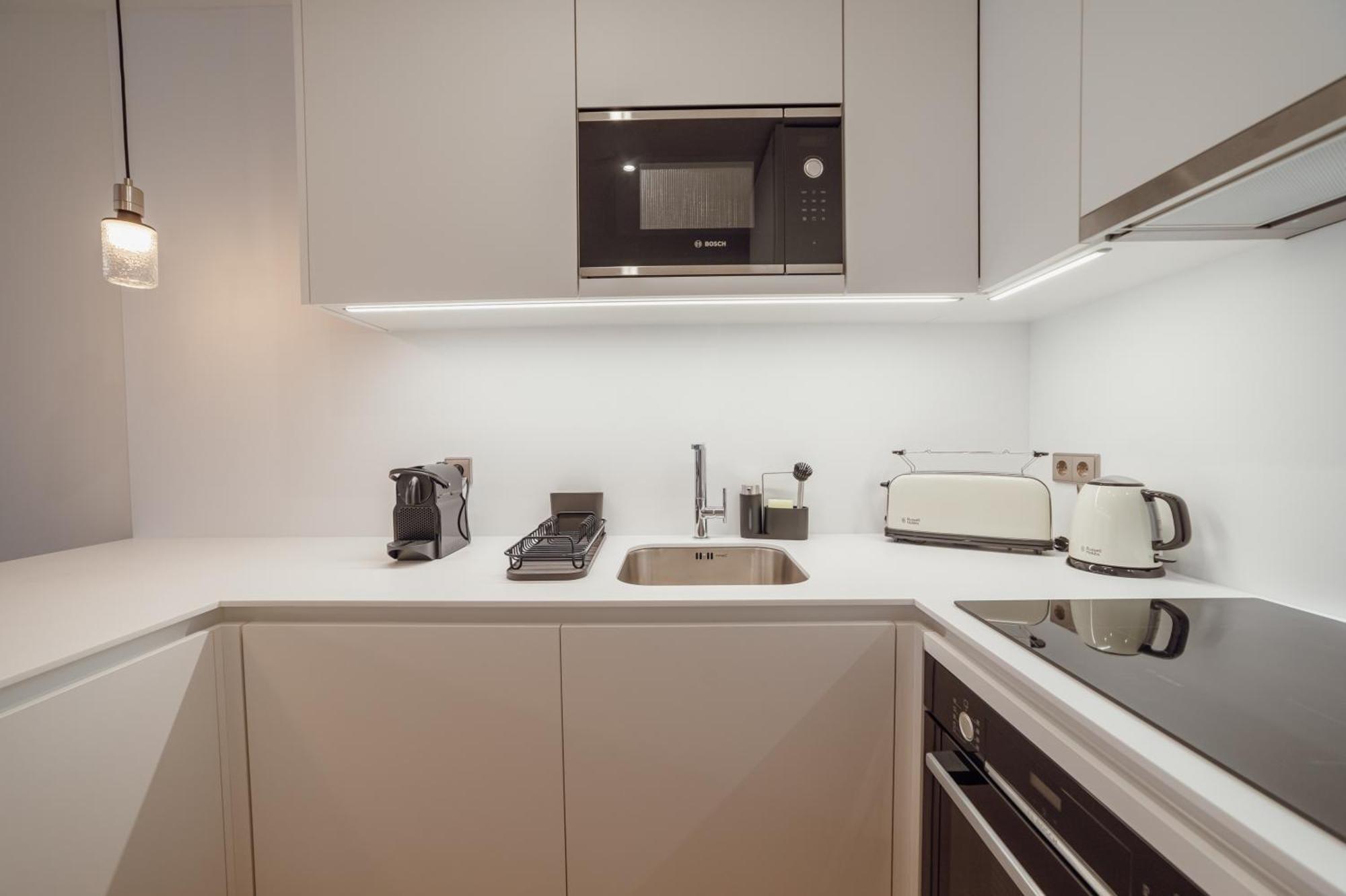 Guest Renovato Luxus Flat W/ Parking Apartment *